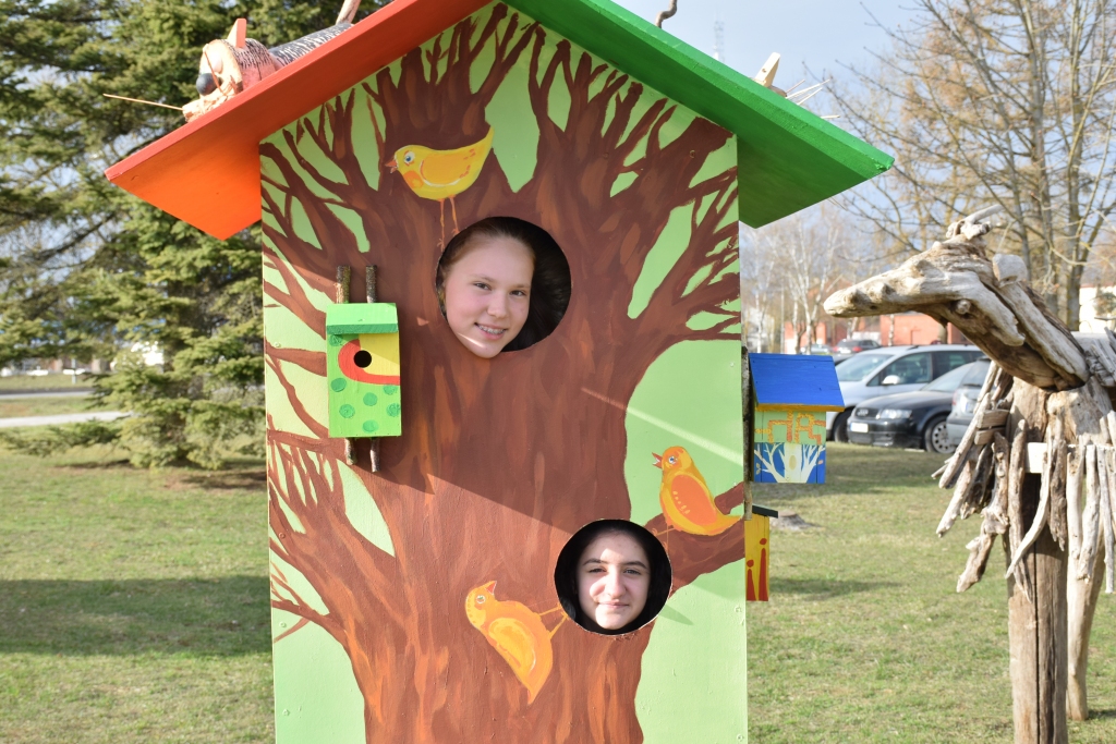 “MUMS PATĪK!” saka skolas audzēknes Vanesa Bohane (augšā) un Viktorija Ogoļeva.