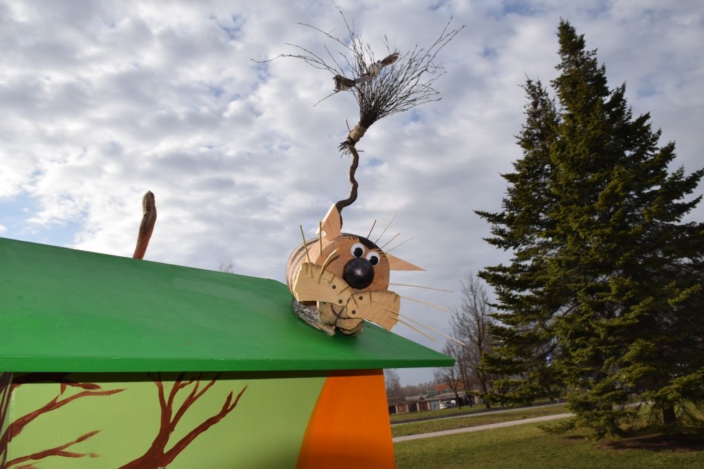 ĻOTI DRAUDZĪGS. Šī kaķa astē mājvietu atradis putnu pāris.