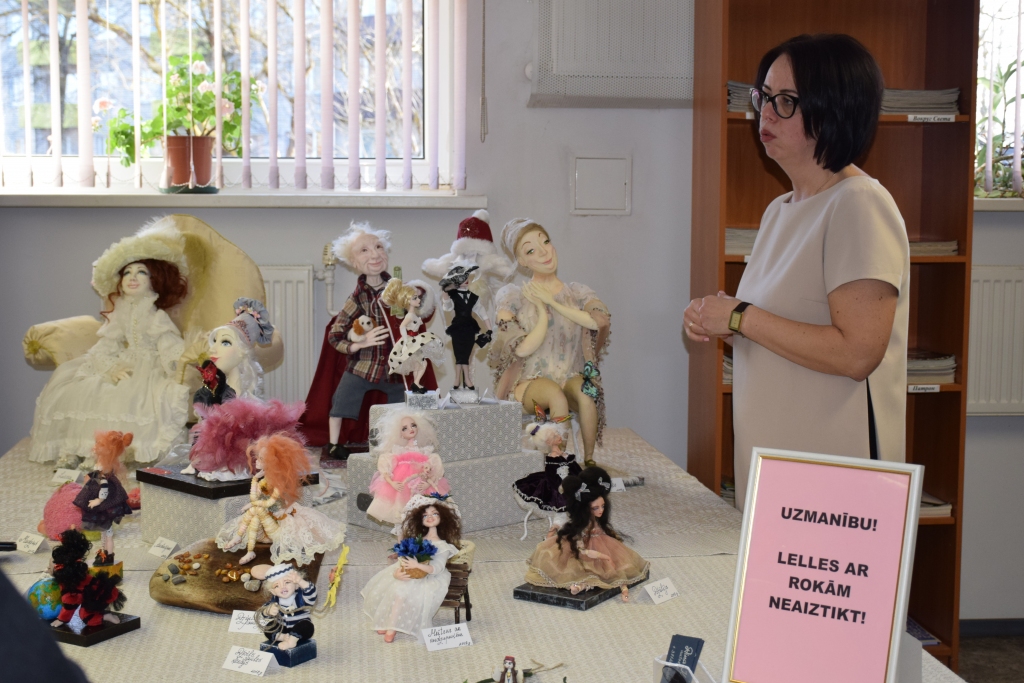 Izstādes tēma ir “Māksla manā pilsētā”. Dina Kopāne ar šo izstādi vēlas iedrošināt arī citus aizkraukliešus — talantīgus cilvēkus, kuri darina brīnišķīgas lietas, taču dara to klusiņām mājās. Mudināt viņus iznākt no mājām, nebaidīties parādīt savus darbus plašākai sabiedrībai.