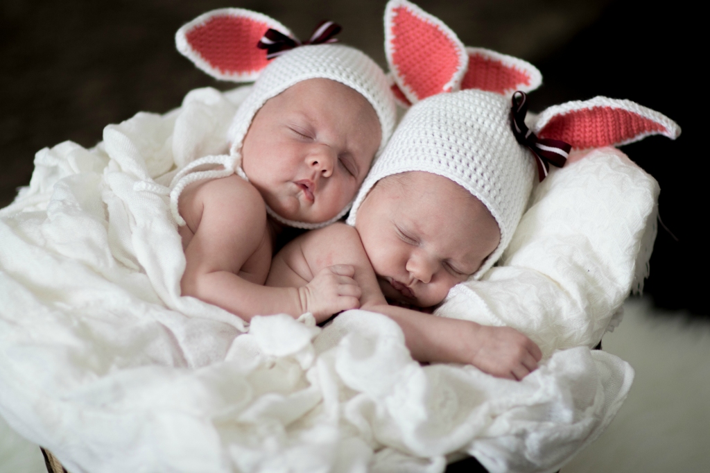 DVĪNĪŠU dzimšana ir īpašs notikums gan ģimenei, gan medicīnas personālam, kurš palīdz mazajiem nākt pasaulē. Saviem vecākiem dubults prieks ir māsiņas Karlīna un Marta Uzulas.