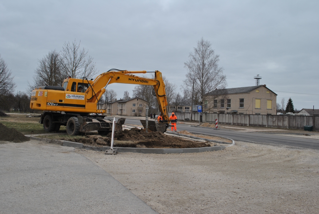 DARBI TURPINĀS. Rīgas ielas pārbūvi veic SIA “Ošukalns”.