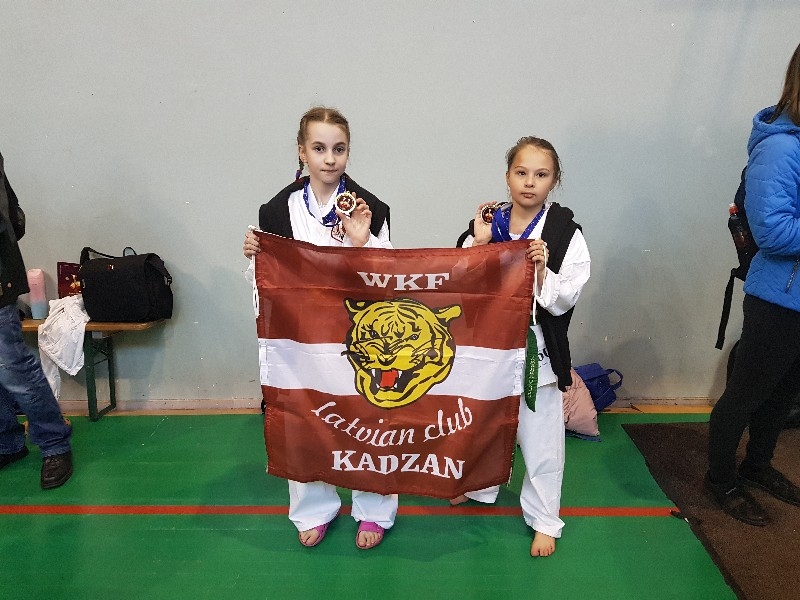 MEITENES karatē mākslā neatpaliek no zēniem — Viktorija Voroboka (no kreisās) sacensībās ieguva zelta, Amanda Užule — sudraba medaļu.
Autors: no kluba “Kadzan”