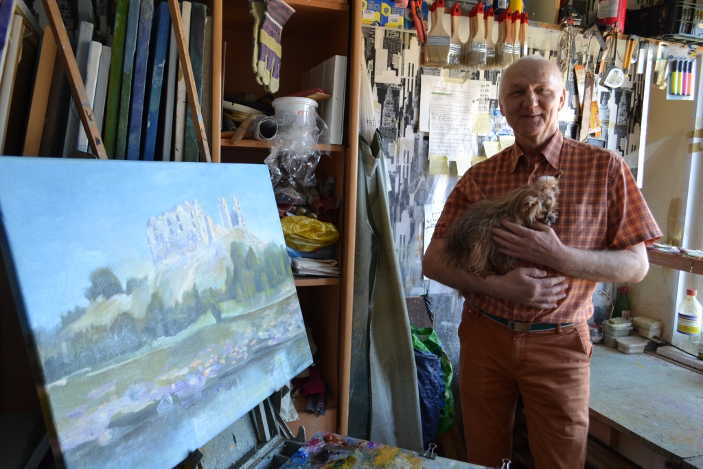 JĀPROT  APSTĀTIES. “Tas, kas vēl ir jāmācās — apstāties un laikus pielikt punktu, jo labu darbu var tā samocīt, ka tas vairs nav skatāms. Man ir darbi, kas ir likvidēti, un ir darbi, ko citi mākslinieki ir izglābuši, sakot: ļoti labs!” teic Ludvigs Bērziņš. Attēlā kopā ar četrkājaino mīluli Šeilu.
Autors: no Ludviga Bērziņa albuma