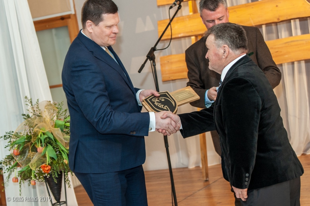 MŪŽA IEGULDĪJUMS MEDNIECĪBĀ — atzinību Guntim Upmalim pasniedz zemkopības ministrs Kaspars Gerhards.
Autors: publicitātes