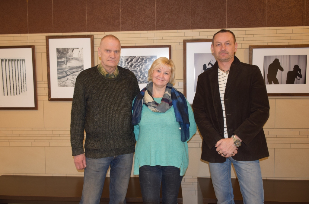 JĀBŪT VĒSTĪJUMAM. Darbu autori Jānis Austriņš (no kreisās), Anita Liepiņa un Valdis Zvirgzdiņš stāsta, ka fotografēt ēnas ir diezgan grūti — apkārtējā pasaulē ēnas ir uz katra soļa, bet katrā fotogrāfijā jābūt vēstījumam, savdabīgam redzējumam, pieejai, domai, emocionālam pārdzīvojumam.