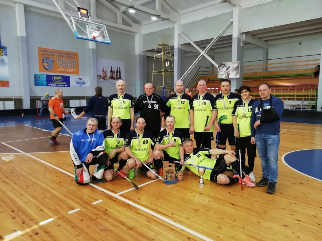Labs sezonas noslēgums. Veterānu 45+ florbola čempionātā bronzas medaļas izcīnīja vienība “Aiz­kraukle/Silarozes”.
Autors: no personīgā albuma