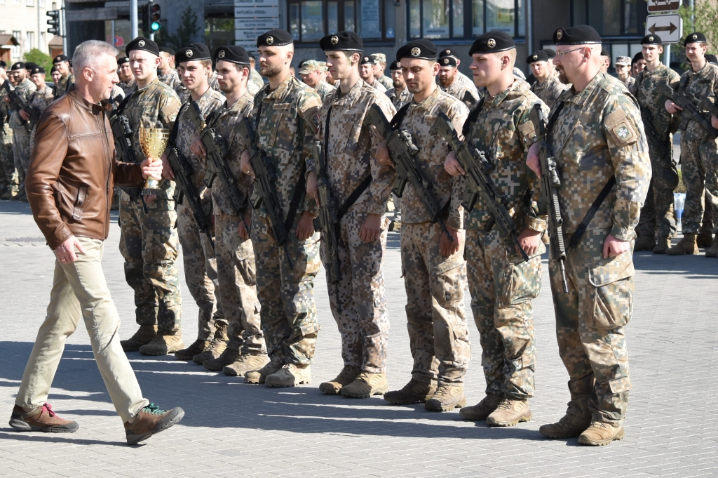 Aizsardzības ministrs Artis Pabriks Zemessardzes 55. kājnieku bataljona komandai pasniedz 3. vietas kausu.
Autors: no Aizsardzības ministrijas