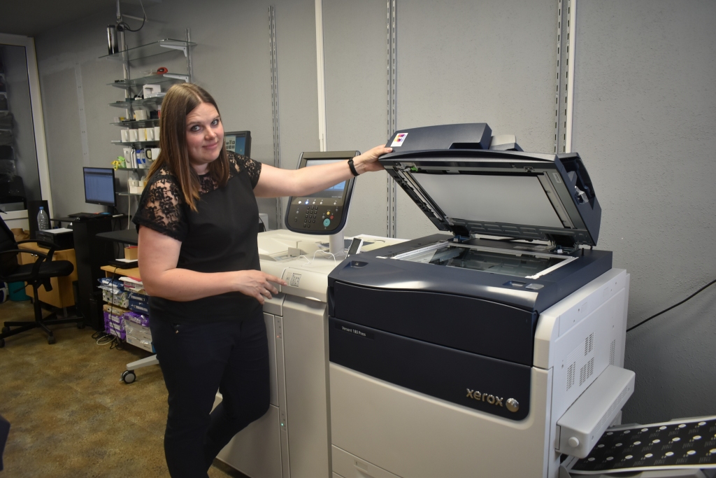 IESPĒJU DAUDZ. Uzņēmuma darbiniece Zane Upīte stāsta par daudzajām iespējām, ko var izdarīt ar jauno ierīci — 
printeri “Xerox Versant 180 Press”.