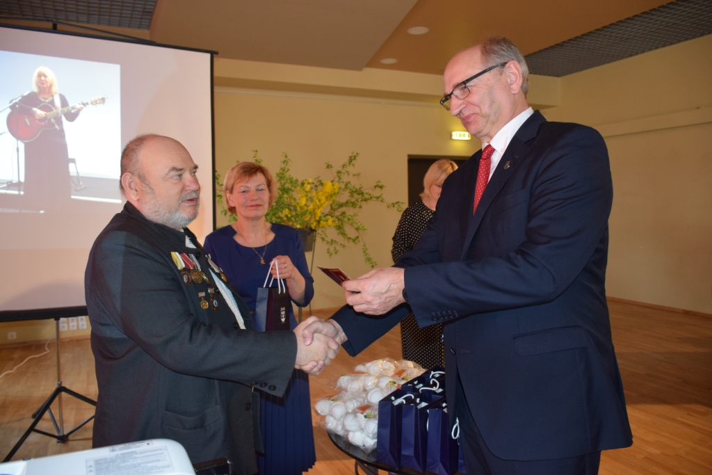 Pasniedz piemiņas nozīmi. Aizkraukles mērs Leons Līdums (no kreisās) ukraiņu draugu atvesto Černobiļas avārijas gadadienas piemiņas nozīmi pirmajam pasniedz Černobiļas biedrības Aizkraukles nodaļas vadītājam Nikolajam Sokolovam, kurš cenšas saturēt kopā visus bijušos černobiliešus.