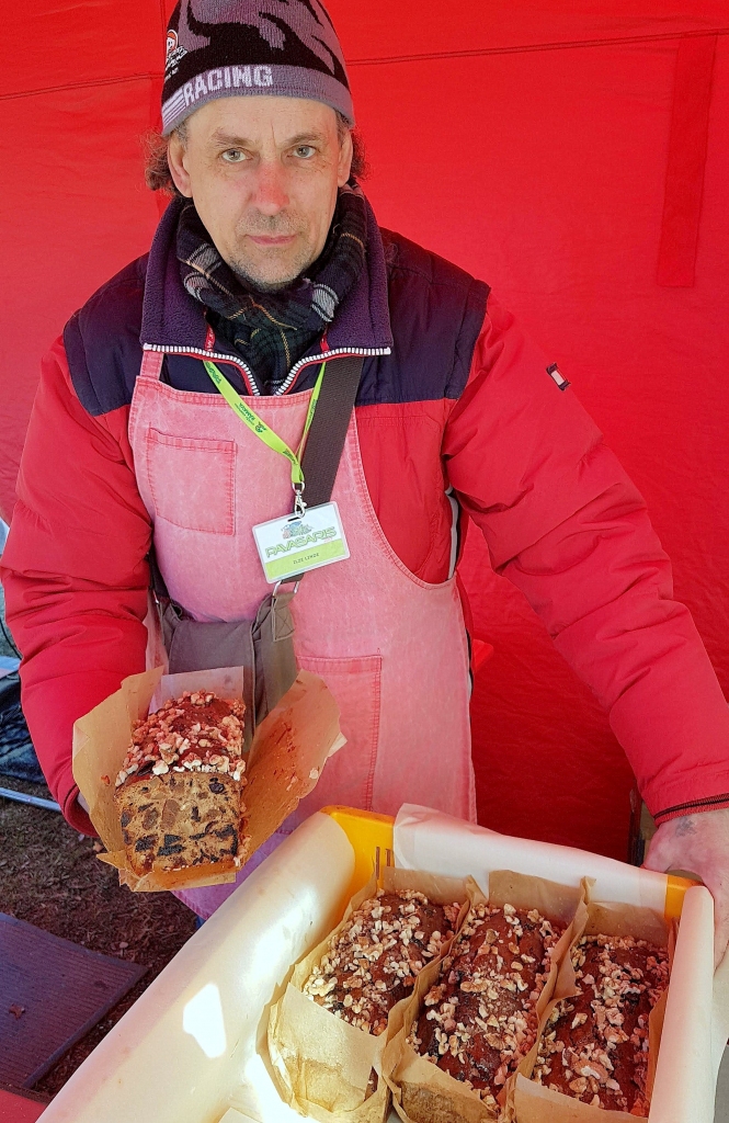 Atlikušas pēdējās ruma kūkas. Imāra un Ilzes Linžu saldumiem labs noiets bija arī izstādes laikā.