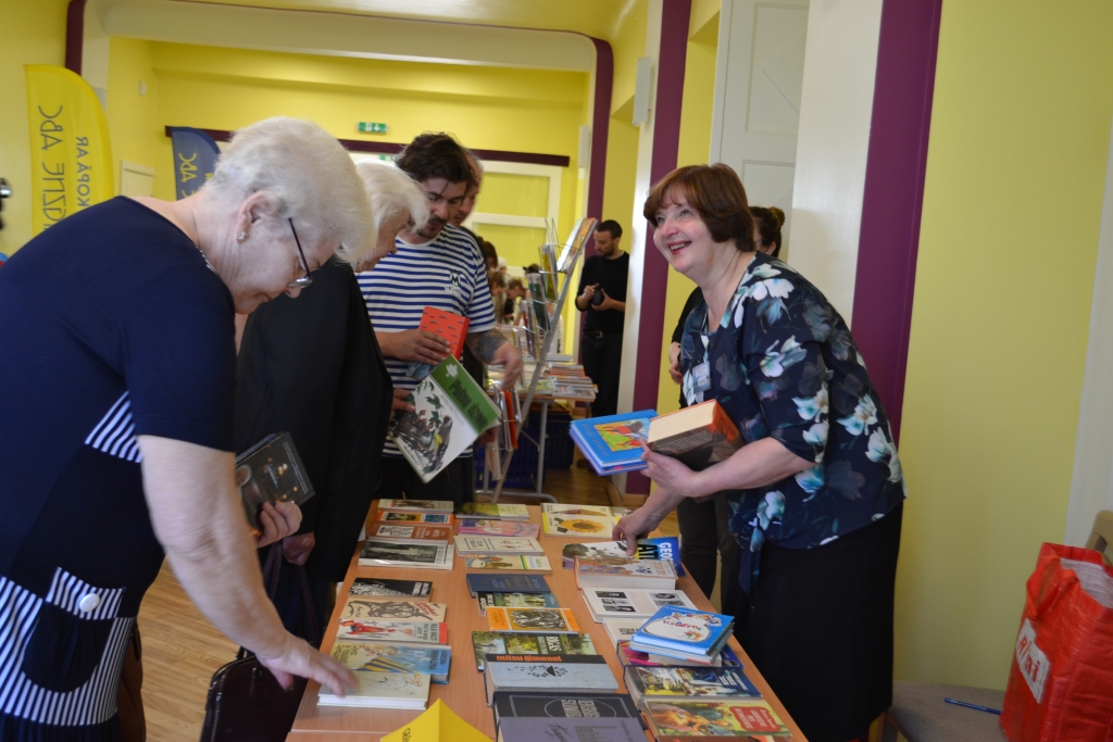 LABA IESPĒJA pasākumā bija grāmatu galds. Daina Vikle (no labās) no Gostiņu bibliotēkas priecājās par daudzu atnestajām grāmatām, starp kurām bija arī pa kādai īpašai.