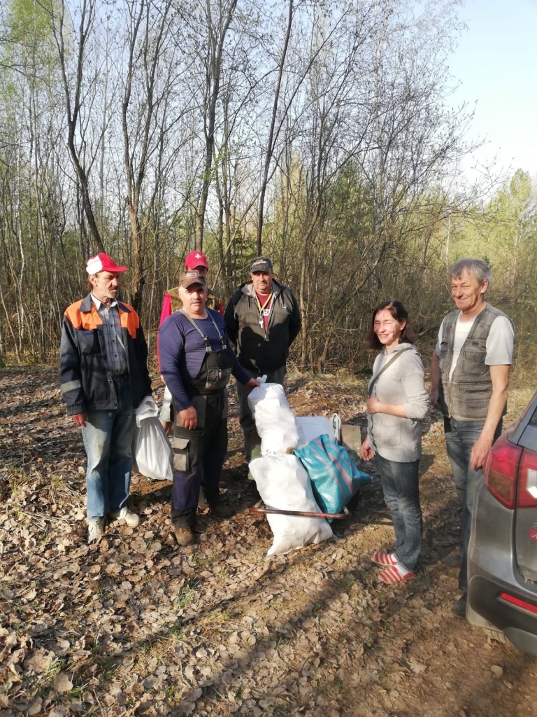DARBA PIETIEK. Klintainē talkas vietu bija pieteicis Varis Pujāts (vidū), kurš strādāja kopā ar palīgiem.
Autors: Sandra Pumpure