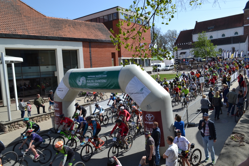 STARTS! Sacensības velosipēdisti sāka pie Sīmaņa baznīcas Valmierā.