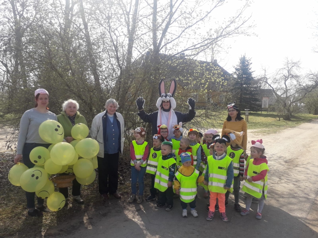 IEPRIECINA PAGASTA ĻAUDIS. Pērses sākumskolas bērni dāvināja balonus, smaidus un apelsīnus.
Autors: Ivetas Riekstiņas un Elīnas Stradiņas foto