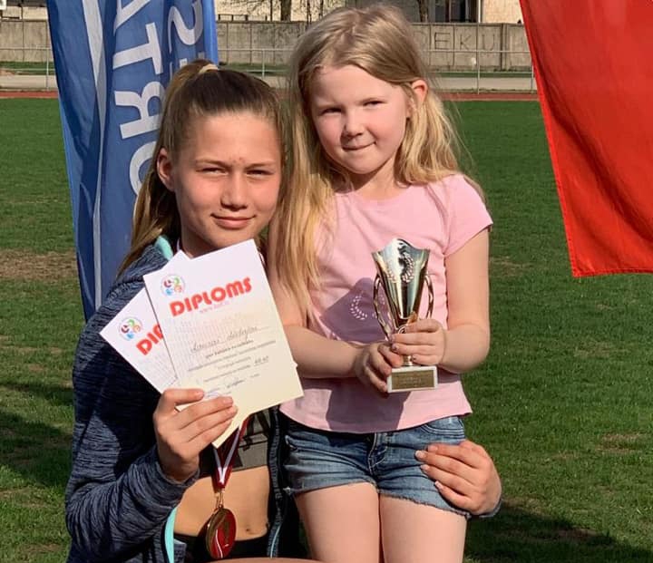 Atkārtots panākums. Laura Lielā no Skrīveriem (no kreisās) kopā ar māsu Aneti priecājas par uzvaru daudzcīņas sacensībās un nosargāto čempiona titulu.
Autors: no personīgā albuma