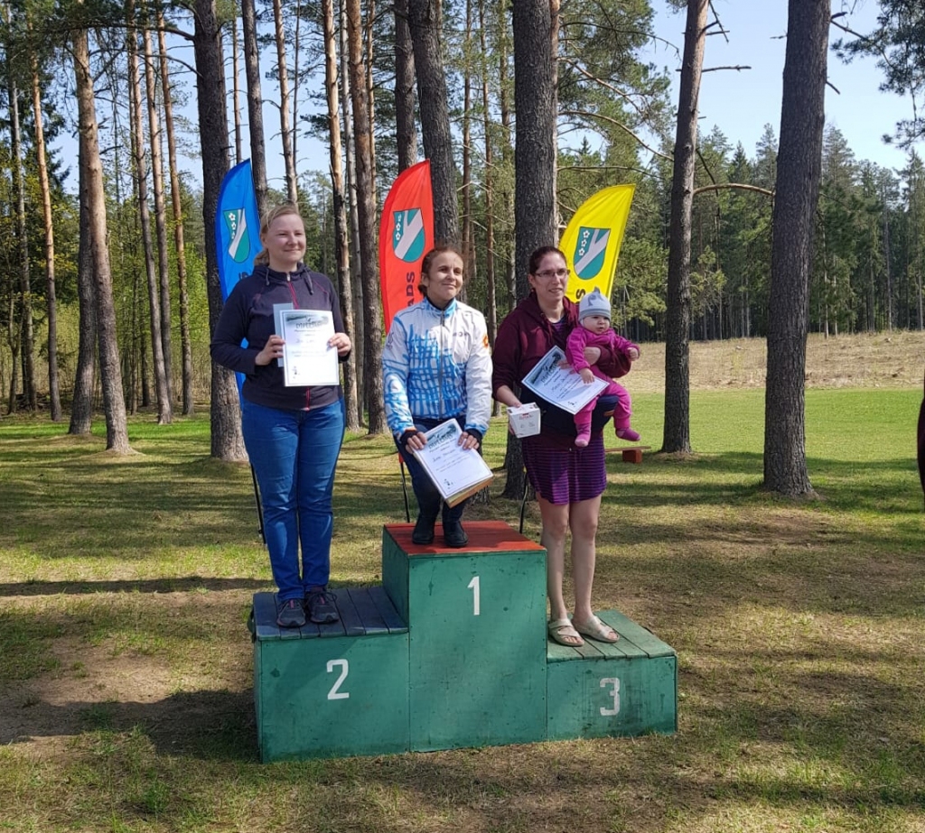 UZ GODA PJEDESTĀLA pļaviņietes Ieva Ļaksa (no kreisās) un Marija Dauškane (no labās).
Autors: no sacensību organizatoriem