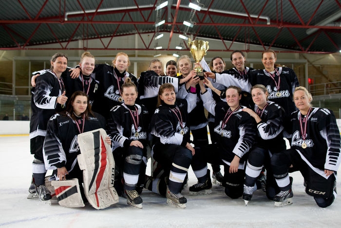 Sieviešu hokeja komanda “Laima”. Laura Viktorija Lucāne otrajā rindā trešā no kreisās.
Autors: no personīgā albuma