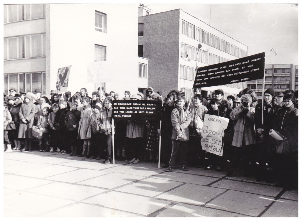 Aizkraukles pilsētas centrālajā laukumā 1990. gada 23. februārī notika akcija par okupācijas karaspēka izvešanu.
Autors: no G. Libeka