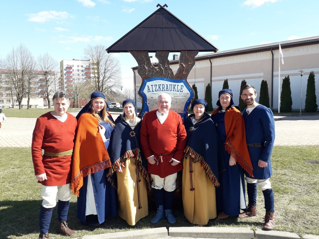 Jaunajos tērpos. Folkloras kopa “Karikste”.
Autors: no biedrības “Aizkraukles reģionālā Tautskola”