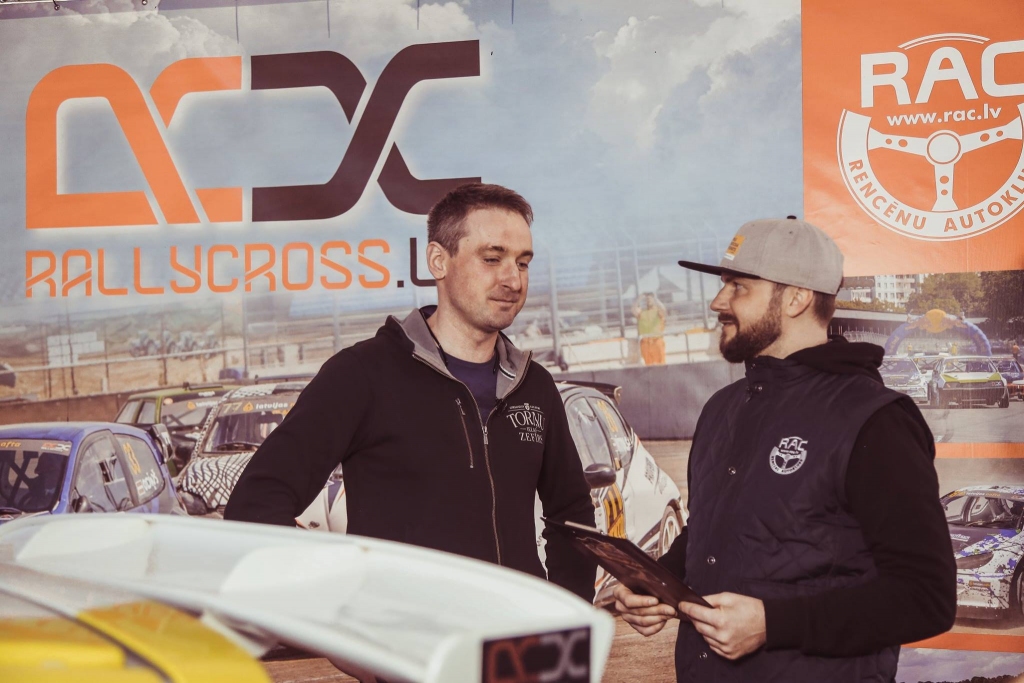 Rallijkrosa organizatori Raivi Galviņu (no kreisās) nodēvējuši par Aizkraukles bandas vadoni. Raivis atsmej, ka tas laikam tāpēc, ka viņam ir tik kupls pulks atbalstītāju un palīgu, kurus pelēkajos krekliņos ar kluba “Eissracing” logo nevar nepamanīt. Arī braucēju no Aizkraukles katru sezonu kļūst vairāk.
Autors: no rallycross.lv