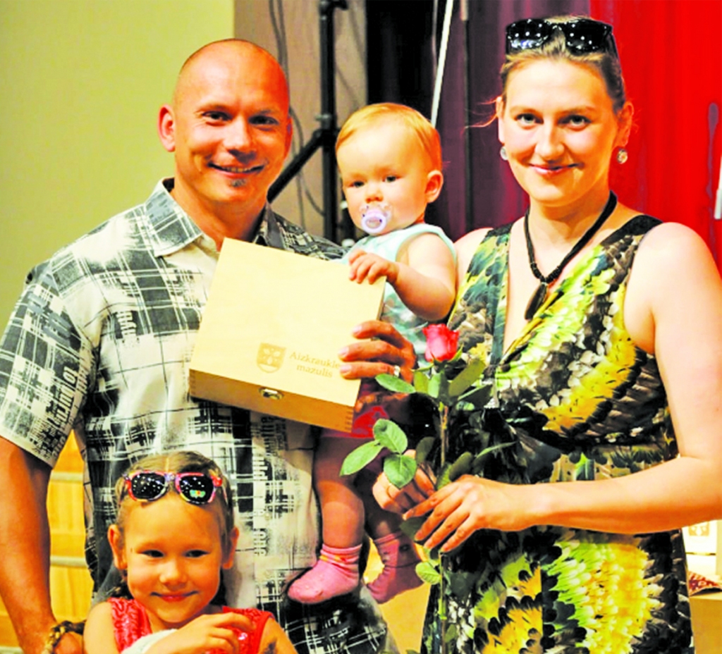 AR ĢIMENI. Jubilārs Gints Kokins ar sievu Inesi un meitiņām — Diānu un Ievu.
Autors: no G. Kokina albuma