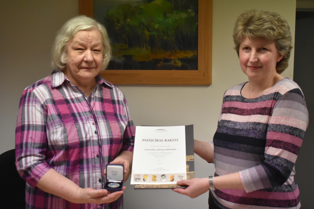 KOLEKCIJAS MONĒTA arī Aizkraukles bibliotēkā. No kreisās — Velta Onzule un Inese Rubule.