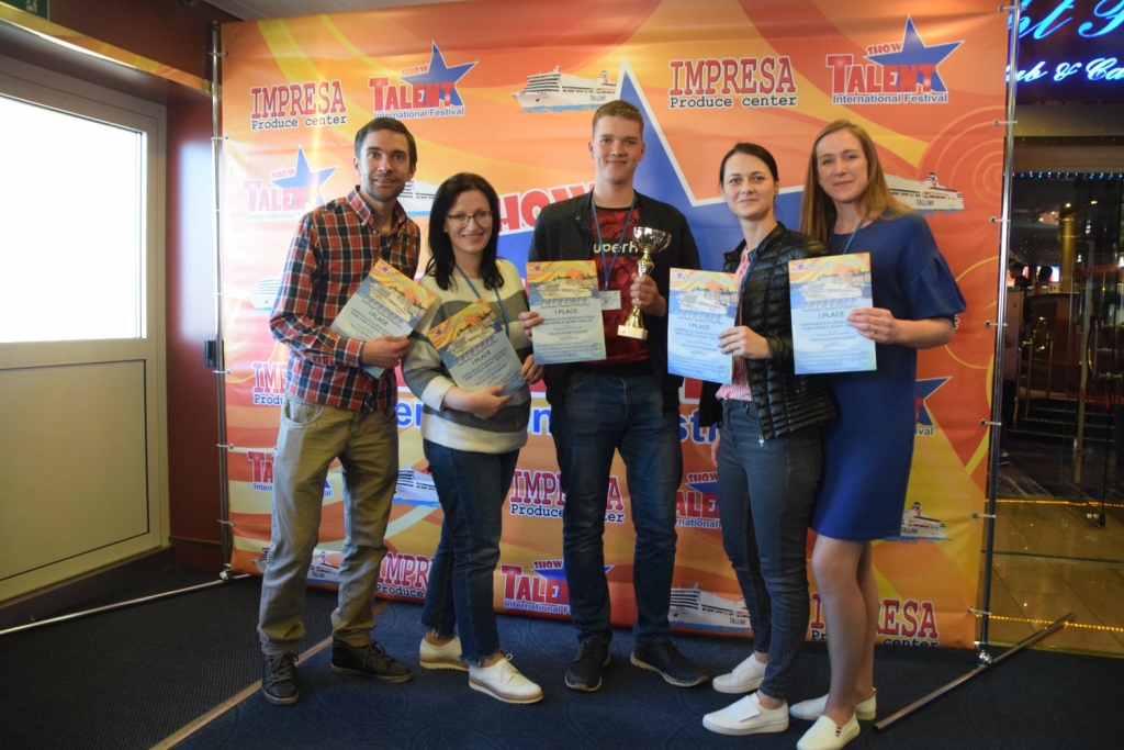 Vokālā grupa “Tikai tā” — Jānis Cielavs (no kreisās), Zane Romanova, Emīls Vītoliņš, Una Arbidāne un Dace Brīgere — starptautiskā talantu šovā ieguvusi pirmo vietu.
Autors: no grupas albuma