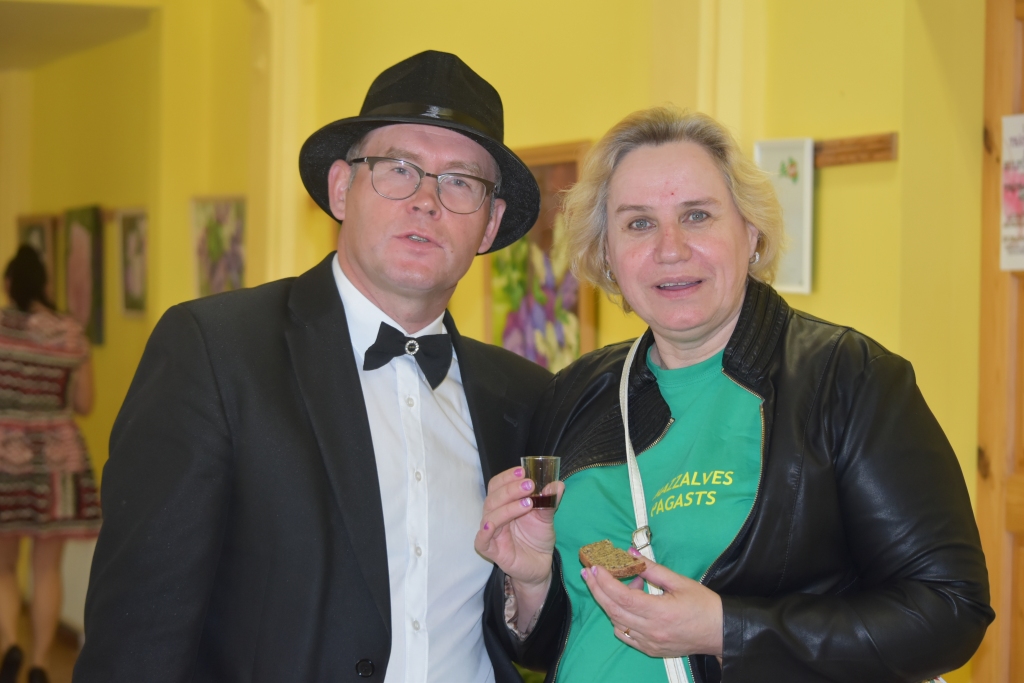 ĪPAŠU UZŅEMŠANU, kad sagaida pats mafijas krusttēvs (Arnis Mencendorfs), izbauda Mazzalves amatierteātra režisore Silvija Lisovska.