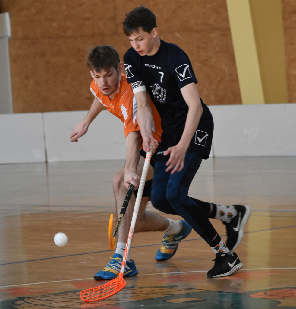 Plecu pie pleca. Daudzeses florbola turnīrs priecēja ar spraigām spēlēm un lielu apmeklētību.