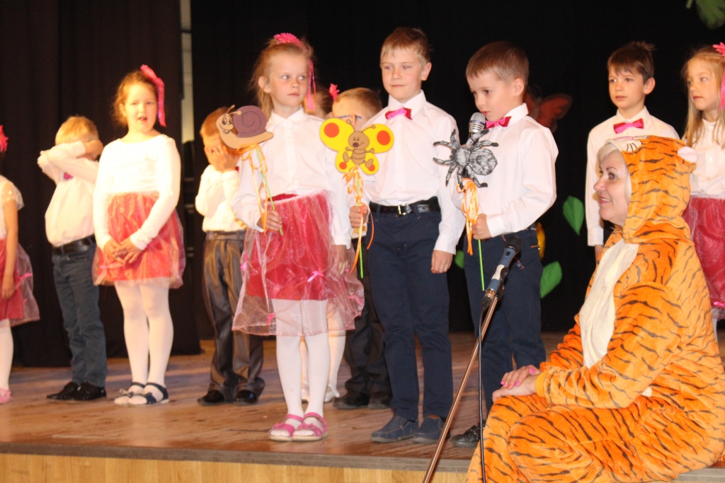 Kas dzīvo mežā? Neretas kultūras namā notika tradicionālais starpnovadu pirmsskolas izglītības iestāžu interešu izglītības kolektīvu pasākums, kurā piedalījās ap 200 audzēkņu no deviņiem bērnudārziem. Šogad pasākuma tēma bija “Kas dzīvo mežā?”, kuram bērni kopā ar skolotājām bija sagatavojuši priekšnesumus — dejas, teatrālus iestudējumus,  runāja arī dzejoļus. Attēlā — Neretas bērnudārza “Ziediņš” bērni.
Autors: Daiga Meldere