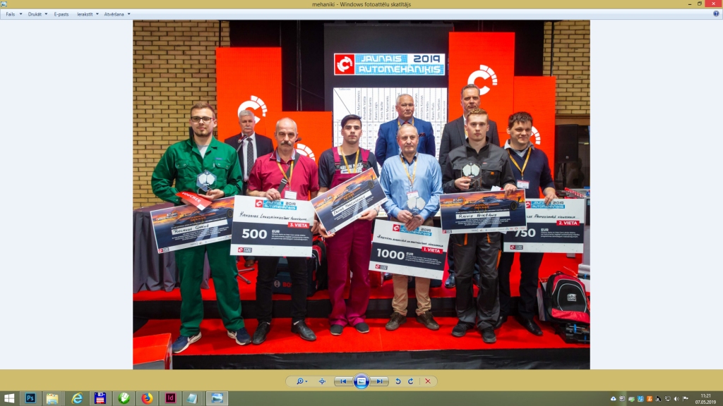 KONKURSA UZVARĒTĀJI. 2. vietas ieguvējs Raivis Veikšāns (otrais no labās) ar skolotāju Edgaru Šalu un pārējiem godalgoto vietu ieguvējiem.
Autors: no Aizkraukles Profesionālās vidusskolas