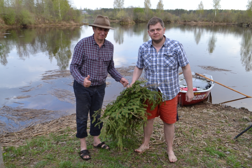 JĀDOD DABAI. Arvīds Apfelbaums un Zigmārs Erts cītīgi strādāja vairākus vakarus, lai izvietotu visas zivju ligzdas.