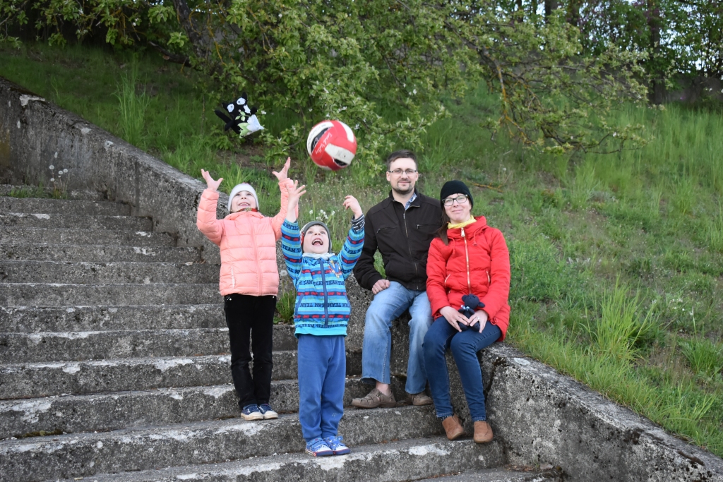 Cielēnu ģimene. Tētis Juris, mamma Zanda un mazie spridzeklīši Amanda un Artūrs.