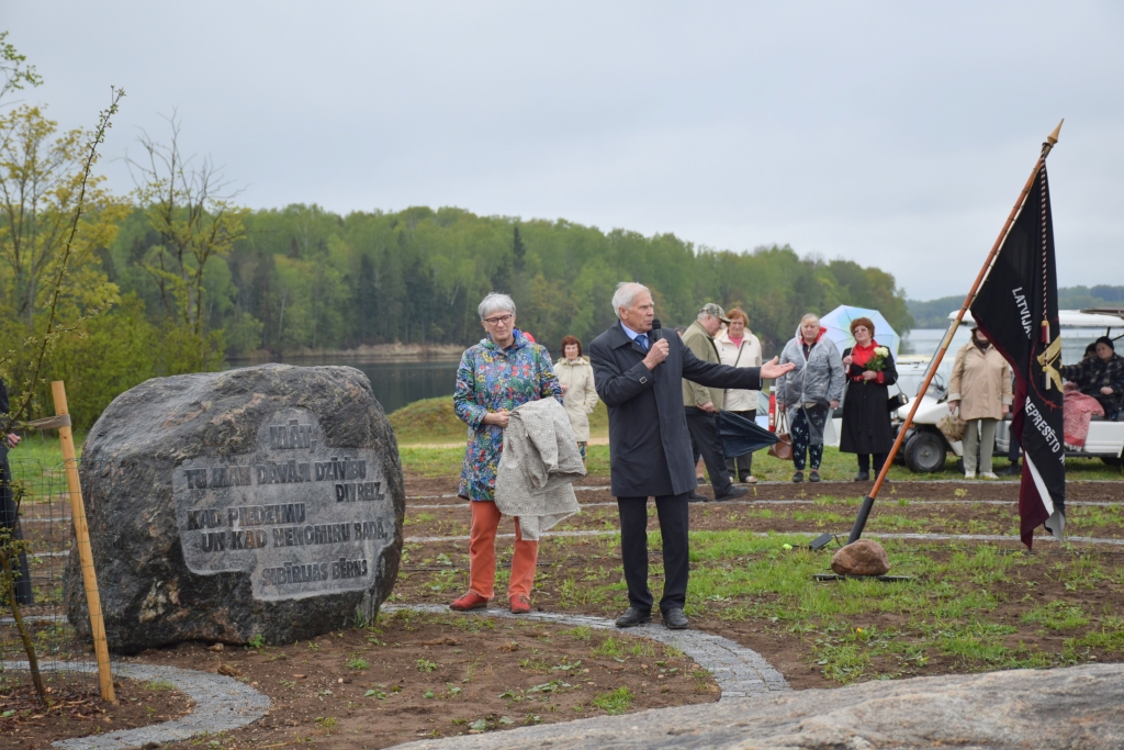 Atklāšanas mirklis. Latvijas Politiski represēto apvienības priekšsēdētājs Ivars Kaļķis un Kokneses fonda padomes priekšsēdētāja Sandra Kalniete Likteņdārzā atklāja pieminekli represēto ģimeņu mātēm.