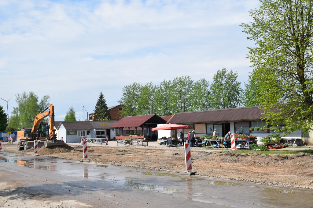 AIZKRAUKLĒ, GAISMAS IELĀ, pie tirgus šobrīd notiek remontdarbi, tāpēc gan tirgotājiem, gan pircējiem apgrūtināta piekļūšana ierastajām tirdzniecības vietām.