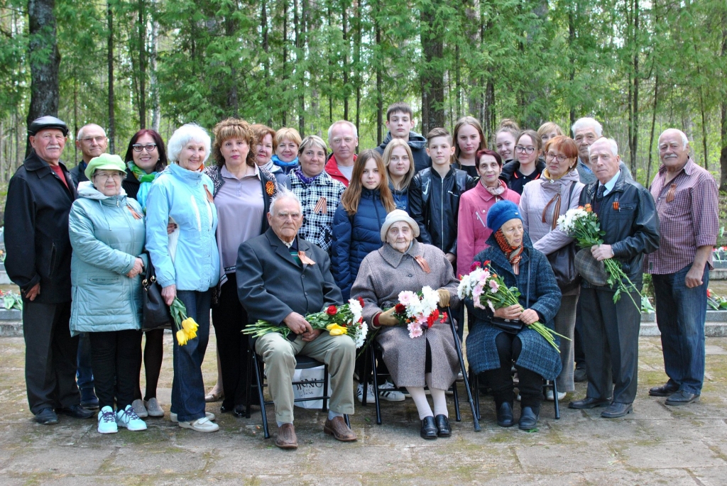 Priecājas par mieru un sveic veterānus. Sērenes pagasta brāļu kapos jau vairāk nekā 30 gadu garumā domubiedri rīko sakopšanas talkas, ko mūsdienās organizē un atbalsta Aizkraukles krievu kopiena “LAD”. Tās pārstāve Ludmila Ušakova stāsta, ka brāļu kapu sakopšanas talkās piedalījusies pati kā skolniece, jo tolaik tās rīkoja skola, taču tagad tajās piedalās kopienas biedri, atbalstītāji un līdzīgi domājošie. Kopiena katru gadu 
8. maijā rīko svinīgu pasākumu, kurā sveic savus veterānus. Agrāk visā Aizkraukles rajonā viņu bija vairāk nekā simts, šodien vairs starp mums ir tikai pieci. Viens no veterāniem  mitinās Skrīveros, pansionātā, kur pēc svinīgā pasākuma kapsētā viņu apciemoja un sveica biedri no kopienas “LAD”. “Tradicionāli šajā dienā noliekam ziedus pie pieminekļa brāļu kapos, godinām cilvēkus, kuri mūs aizstāvēja no fašisma, un šajā  dienā priecājamies par to, ka valda miers,” teic Ludmila Ušakova.
Autors: Sergejs Frolovs