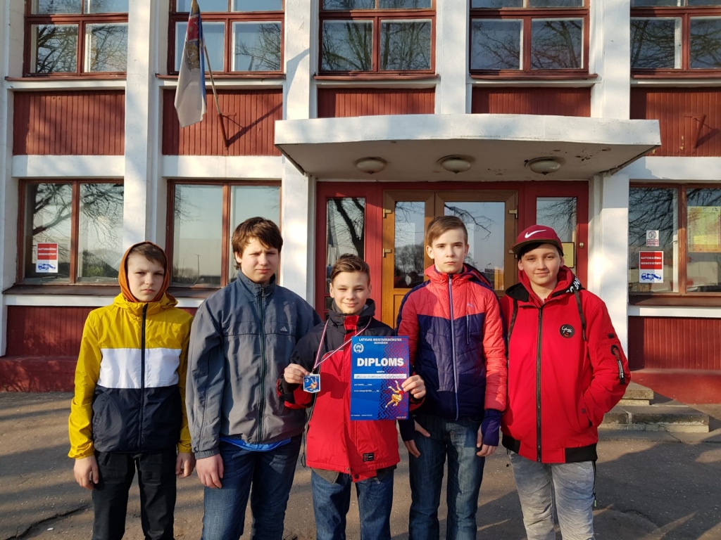 Aizkraukles novada sporta skolas brīvās cīņas komanda. 
A. Krasovskis (no kreisās), L. D. Dembovskis, S. V. Kudrjavcevs, A. Legenzovs un E. Pimanovs.
Autors: no personīgā albuma