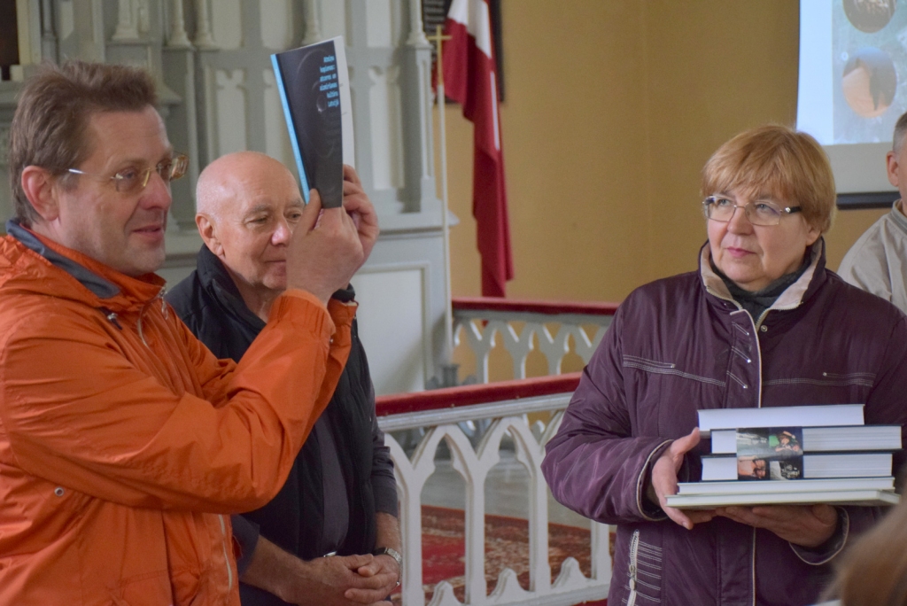 Stendera biedrības pārstāvji dāvināja grāmatas Sunākstes pagasta bibliotēkai. Dāvinājumu saņem Sunākstes pagasta pārvaldes vadītāja Ināra Vītola.