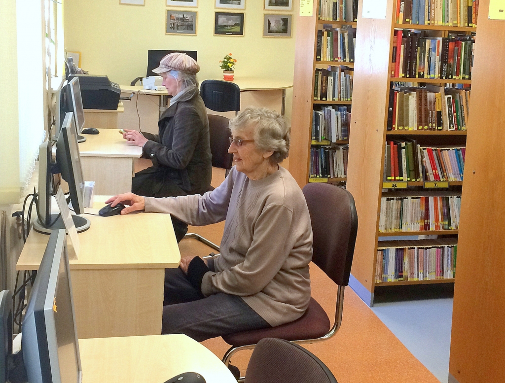 Bibliotēkas abonentu telpĀ, kurā apmeklētāji izmanto datorus un veic citas darbības, nākotnē būs sasniedzami arī klientu apkalpošanas centra pakalpojumi.
Autors: no bibliotēkas