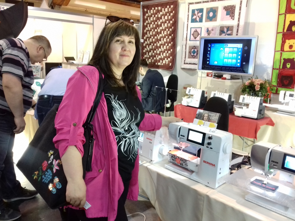 “Latviete” — “Bernina”. Modiste no Aizkraukles Ināra Zvirgzdiņa līdzās pirmajai šujmašīnai, kas “runā” latviešu valodā.