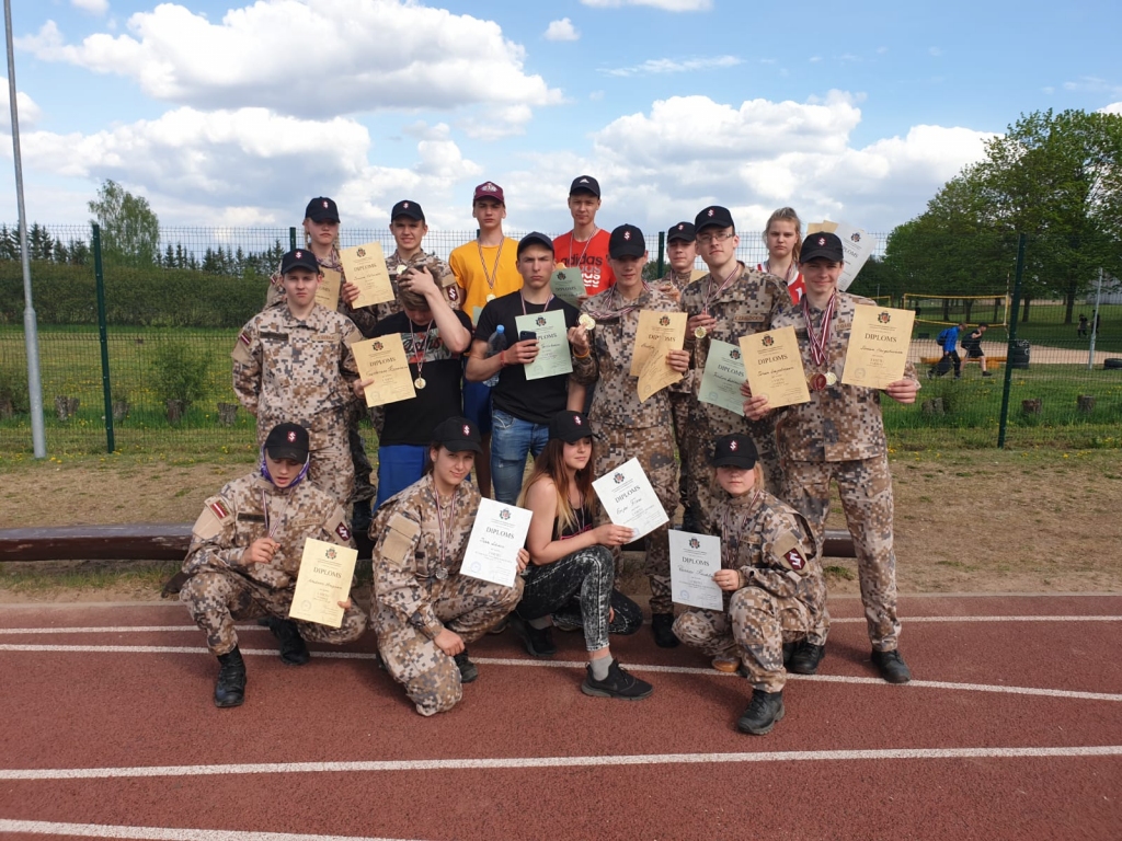 AR DIPLOMIEM. Aizkraukles novada jaunsargi pēc sacensībām.
Autors: no Ginta Kokina albuma