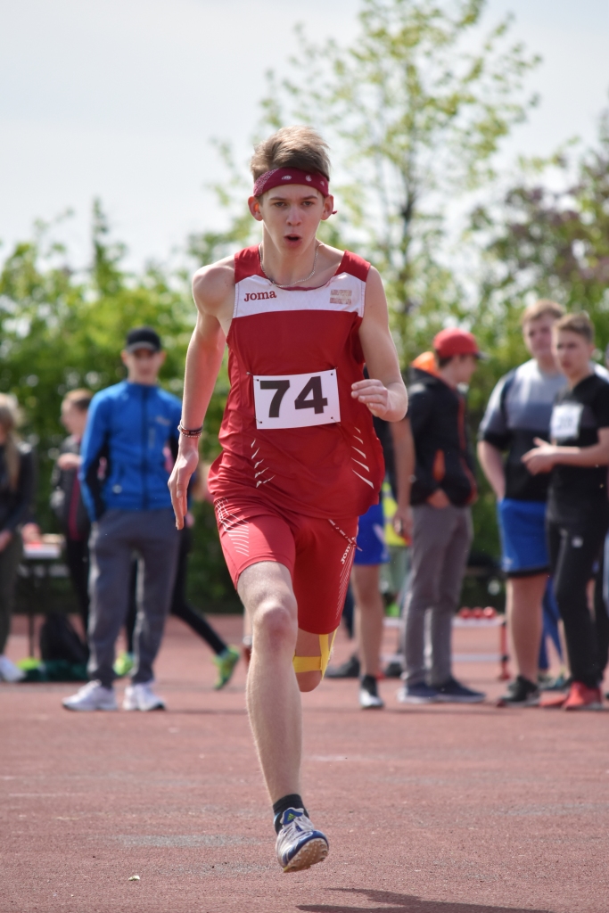 Daudzpusīgs sportists. Jaunjelgavietis Martins Ernests Neilands sacensībās izcīnīja 1. vietu 100 sprintā, 400 m skrējienā un tāllēkšanā.
Autors: Ginta Grincēviča
