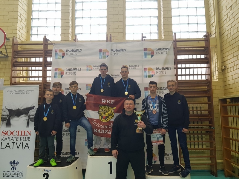 “KADZAN” SPORTISTI čempionātos startē ar ļoti labiem rezultātiem, šoreiz Igora Fetkuļina (priekšplānā) audzēkņi Daugavpilī ieguva deviņas medaļas.
Autors: no kluba “Kadzan” arhīva