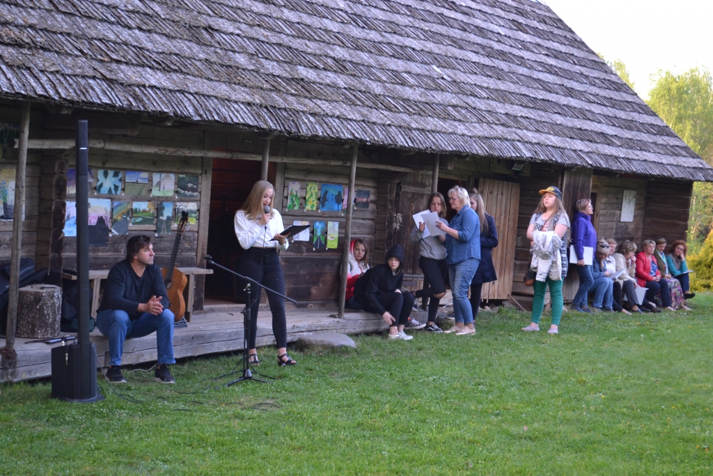 CEĻŠ VED UZ NERETU. “Riekstiņos” Muzeju nakts apmeklētāji izbaudīja Latvijas lauku klusumu un burvību. Attēlā — dziesminieks Ēriks Loks (no kreisās) un Neretas J. Jaunsudrabiņa vidusskolas 10. klases skolniece Erīda Cepurīte.