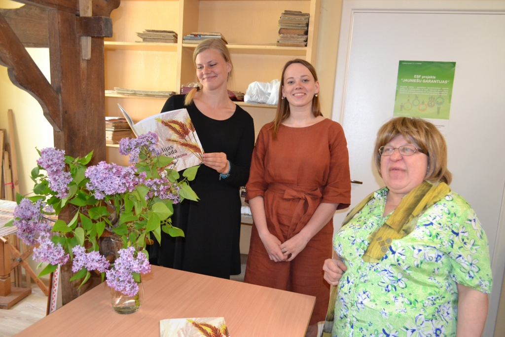 NERETIEŠI BIJUŠI AKTĪVI. Neretas novadpētniecības muzeja vadītāja Lidija Ozoliņa (no kreisās) kopā ar  digitālā arhīva Garamantas.lv redaktorēm — Justīni Jaudzemu un Elvīru Žvarti.