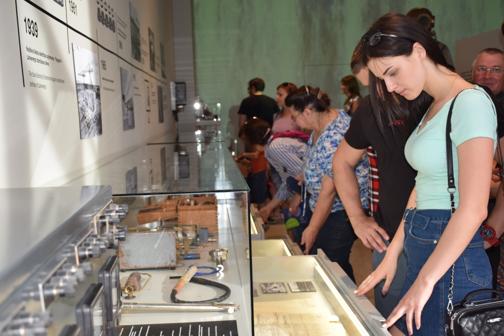 Stikla vitrīnās var apskatīt senos rasējumus, albumus, dažādus instrumentus. Ievērības cienīga ir mērinstrumentu pārbaudes iekārta, ar kuras palīdzību vēl nesen pārbaudīti vairāki tūkstoši spēkstacijas mērinstrumentu.