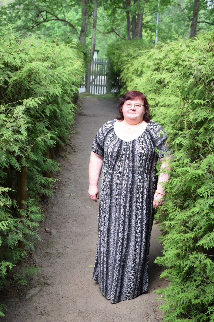 DARBA MŪŽS veltīts ANDREJAM UPĪTIM. Inese Ozoliņa teic, ka ekskursantus vispirms ved cauri dārzam, jo tas bijis ļoti nozīmīgs Andreja Upīša radošajā mūžā — ne tikai literārie darbi, bet arī viņa dārzs, jo te saglabājušies daudzi viņa stādīti koki.