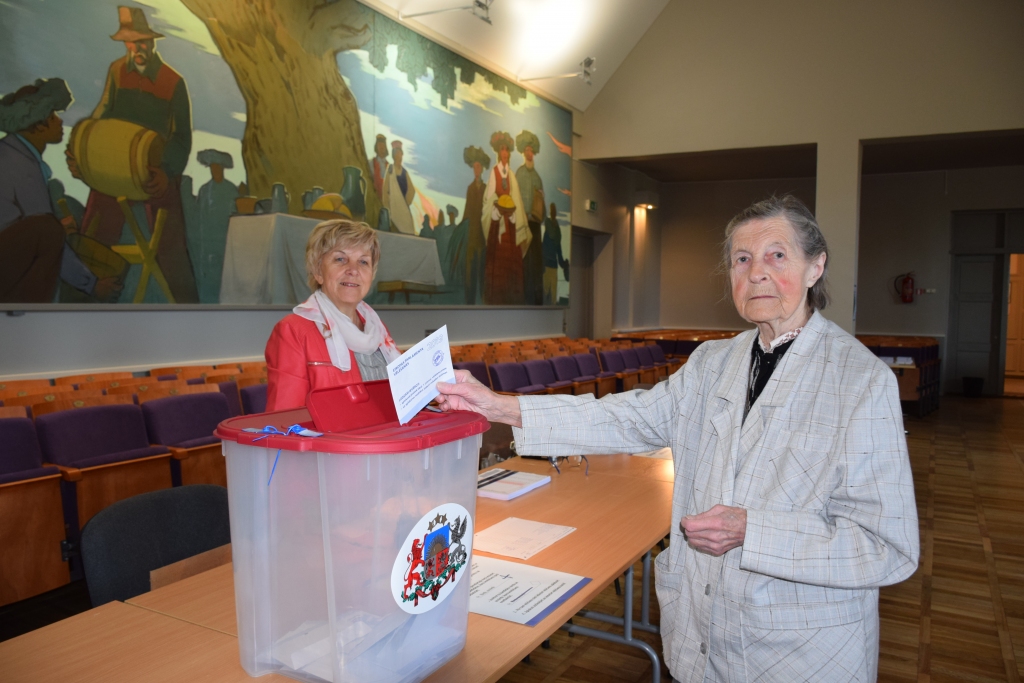 IZMANTO IESPĒJU BALSOT IEPRIEKŠ. Skrīveriete Skaidra Siliņa savu izvēli izdarīja vakar, lai vēlēšanu dienā nebūtu jāstāv garā rindā. Attēlā — Skrīveru vēlēšanu komisijas locekle Dzintra Skuja.