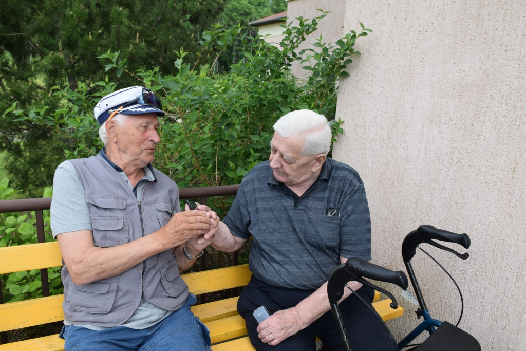 IZMANTO TIKAI SAZIŅAI. Sociālās aprūpes centra “Ziedugravas” Skrīveros iemītnieki Benedikts Zaharāns (no labās) un Uldis Jankovskis teic, ka tālruni izmanto, lai tikai sazvanītos, uzrakstītu īsziņu.