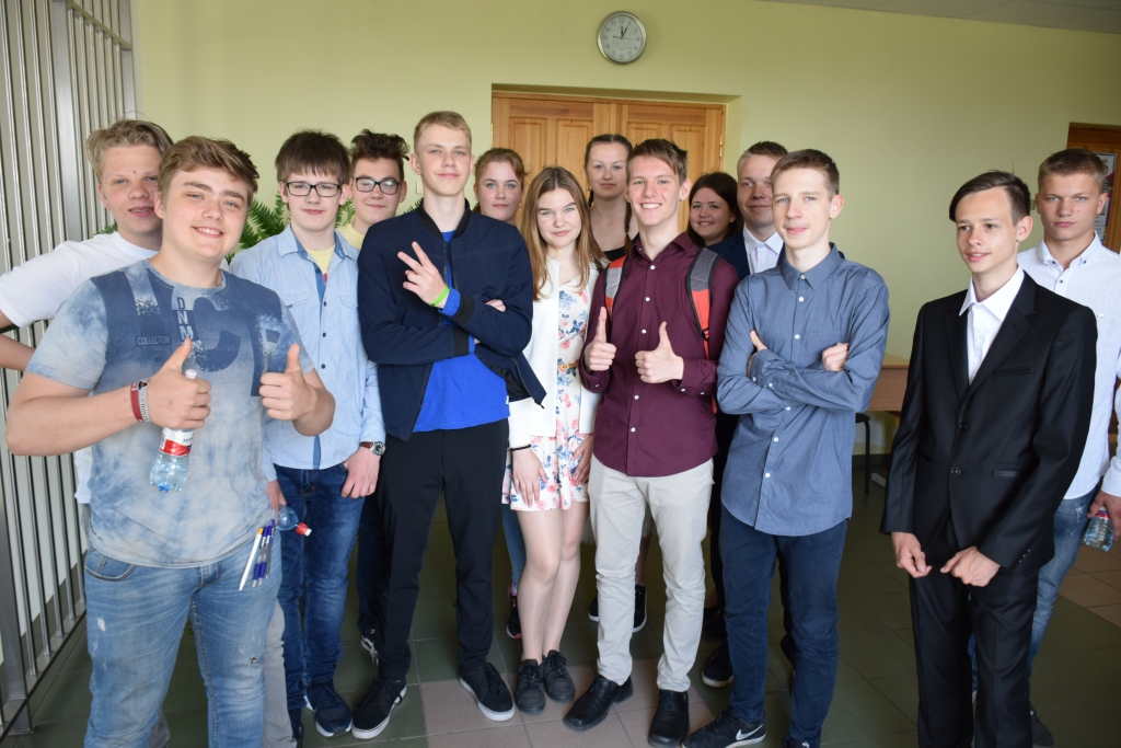 Par sevi pārliecināti. Aizkraukles novada vidusskolas 9. klases audzēkņi pirms latviešu valodas eksāmena.